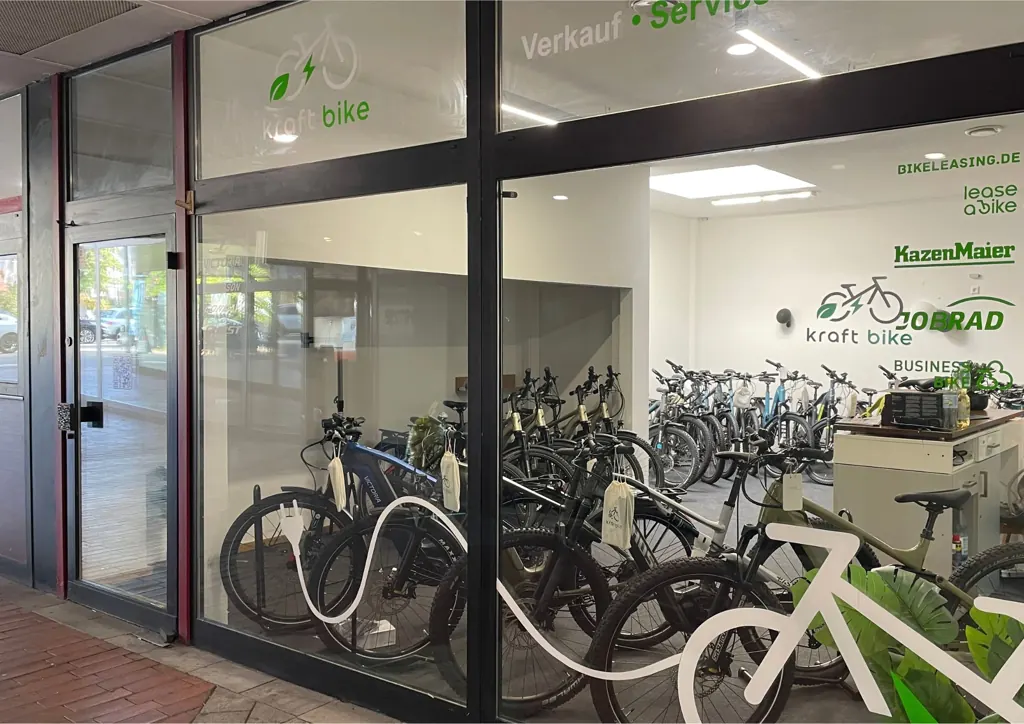 Schaufenster von Kraft Bike Plochingen mit den Dienstrad-Leasing-Partnern
